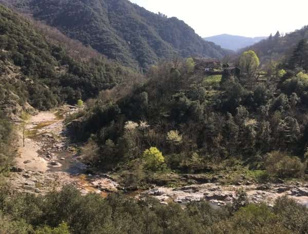 la maison avec le linge qui seche au dessus de la riviere