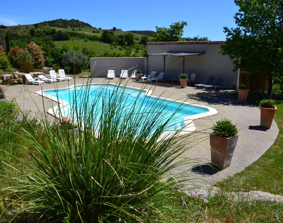 Hébergement insolite avec piscine, entouré de verdure dans le Languedoc-Roussillon.