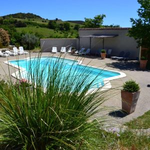 Hébergement insolite avec piscine, entouré de verdure dans le Languedoc-Roussillon.