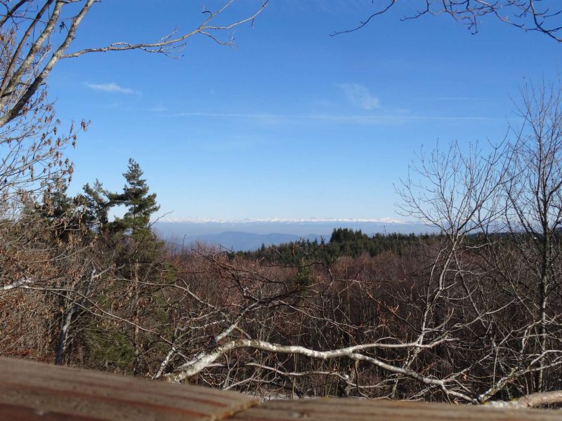 Chalet en montagne avec vue panoramique sur les sommets enneigés.