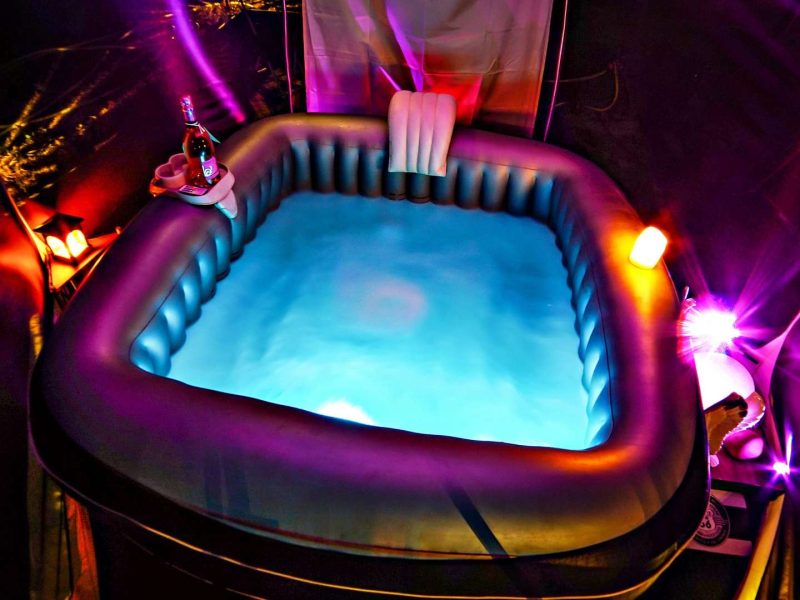 Hébergement romantique avec jacuzzi lumineux et ambiance festive.