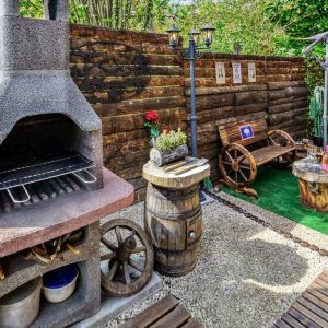 Hébergement insolite en Auvergne-Rhône-Alpes avec barbecue et jacuzzi extérieur.