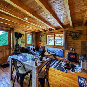 Chalet en bois chaleureux avec un intérieur cosy et une vue sur la nature.
