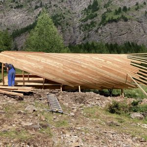 Hébergement insolite en bois, design moderne, niché dans les montagnes verdoyantes.