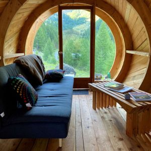 Cabane en bois avec vue panoramique sur la nature, ambiance chaleureuse et cosy.
