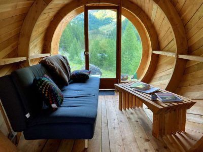 Cabane en bois avec vue panoramique sur la nature, ambiance chaleureuse et cosy.