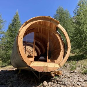 Hébergement insolite en forme de tonneau, entouré de verdure en Provence-Alpes-Côte dAzur.