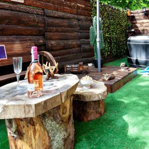 Hébergement insolite en Auvergne-Rhône-Alpes avec jacuzzi et mobilier en bois naturel.