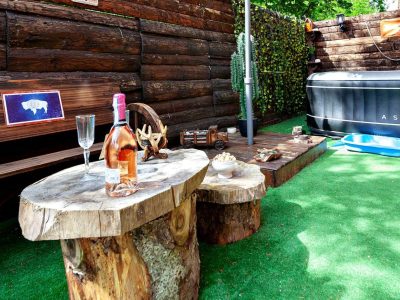 Hébergement insolite en Auvergne-Rhône-Alpes avec jacuzzi et mobilier en bois naturel.