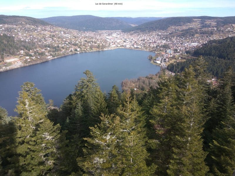 Chalet en bois avec vue panoramique sur le lac et la vallée environnante.