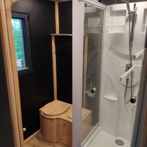Salle de bain moderne en bois dans un hébergement insolite en Grand-Est.