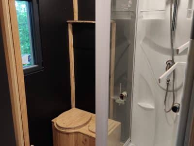 Salle de bain moderne en bois dans un hébergement insolite en Grand-Est.
