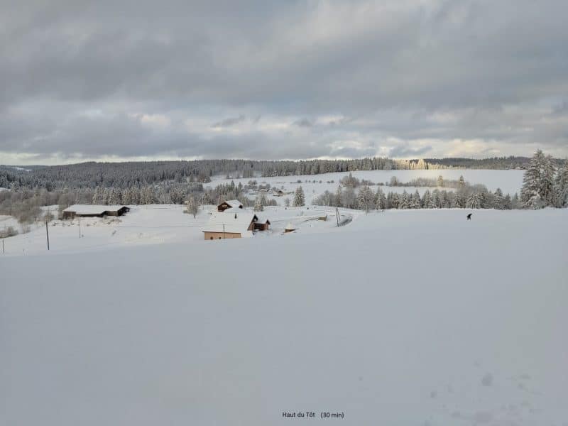 Chalet en montagne, entouré de neige et de paysages enneigés pittoresques.