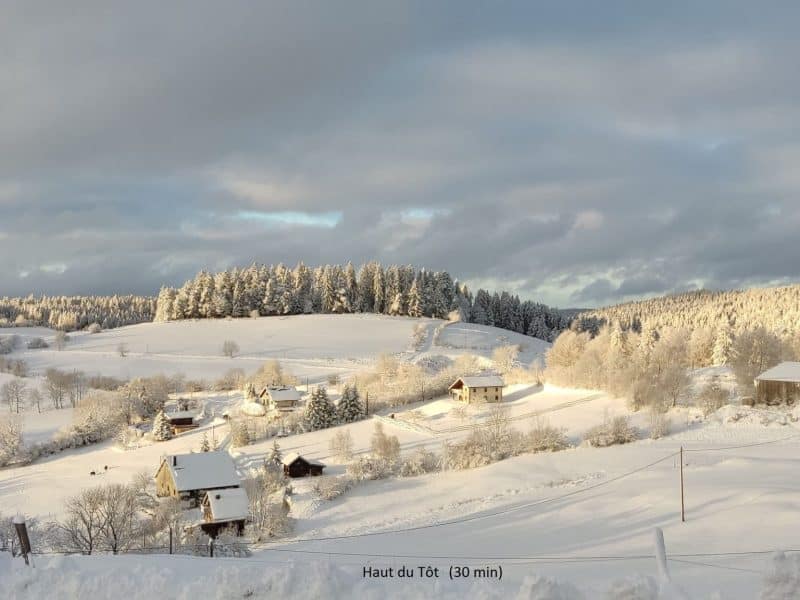 Chalet en montagne, entouré de neige et de paysages enneigés pittoresques.