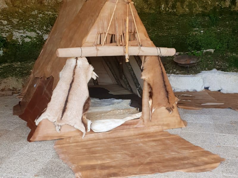 Tente en peau de bête dans un cadre naturel, offrant une expérience unique en Aquitaine.