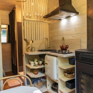 Cottage en bois avec cuisine moderne et décor chaleureux en Auvergne-Rhône-Alpes.