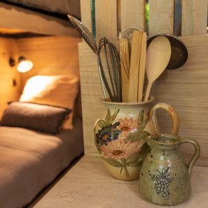 Hébergement insolite en Auvergne-Rhône-Alpes avec cuisine équipée et décor chaleureux.