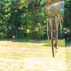 Hébergement insolite en Auvergne-Rhône-Alpes avec un attrape-rêves suspendu.