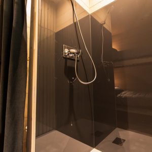 Douche moderne dans un hébergement insolite en Auvergne-Rhône-Alpes. Ambiance chaleureuse.