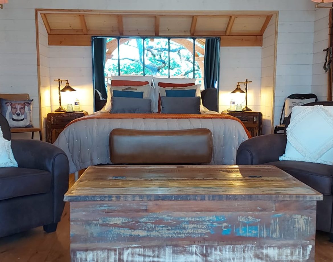 Chalet cosy en Aquitaine, avec un lit king-size et des fauteuils confortables.