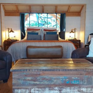 Chalet cosy en Aquitaine, avec un lit king-size et des fauteuils confortables.