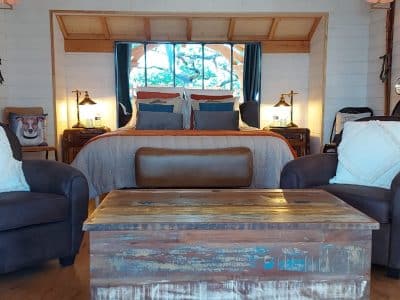 Chalet cosy en Aquitaine, avec un lit king-size et des fauteuils confortables.