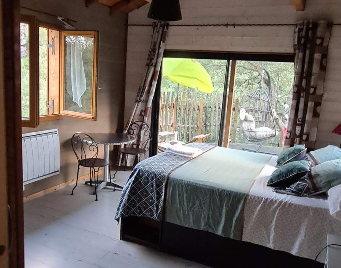 Chalet en bois en Corse, lumineux avec vue sur la nature et décoration cosy.
