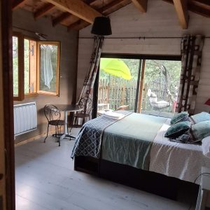 Chalet en bois en Corse, lumineux avec vue sur la nature et décoration cosy.