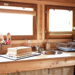 Cuisine en bois dun hébergement insolite, lumineux et chaleureux au Centre.