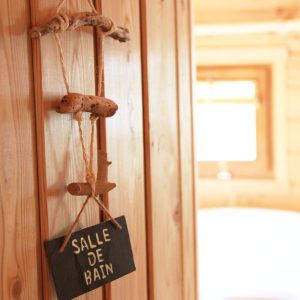 Hébergement insolite en bois avec une charmante plaque Salle de Bain accrochée.
