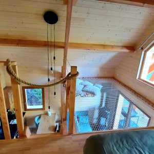 Cabane en bois avec mezzanine et vue sur la nature en Provence-Alpes-Côte dAzur.