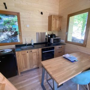 Chalet en bois moderne avec cuisine équipée et vue sur la nature en Provence-Alpes-Côte dAzur.