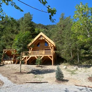 Chalet en bois dans la nature, entouré darbres, en Provence-Alpes-Côte dAzur.