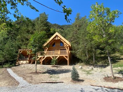 Chalet en bois dans la nature, entouré darbres, en Provence-Alpes-Côte dAzur.