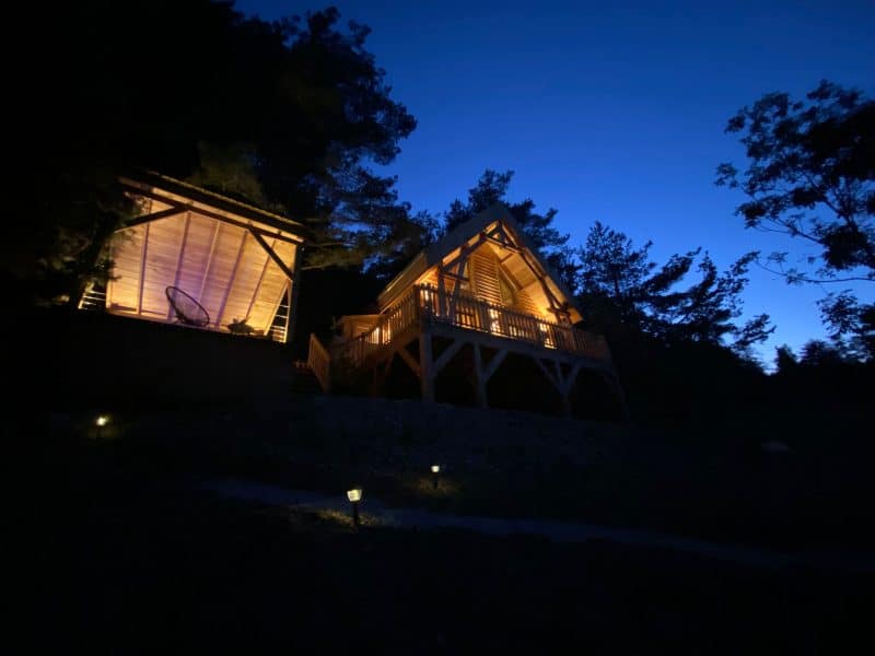 Chalets en bois illuminés sous un ciel étoilé en Provence-Alpes-Côte dAzur.