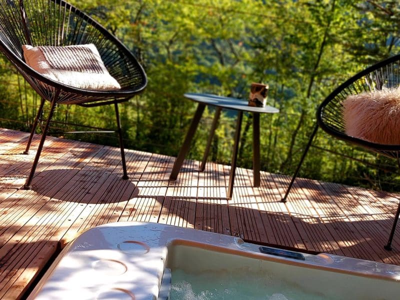 Chalet avec jacuzzi, offrant une vue imprenable sur les montagnes verdoyantes.