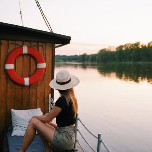 Hébergement insolite : Toue sur leau, décorée dune bouée rouge et dun coucher de soleil.