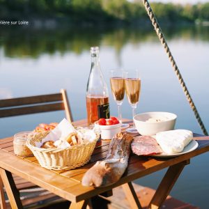 Hébergement insolite sur une péniche, table dressée avec vue sur la Loire.
