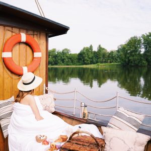 Hébergement insolite : toue sur leau, vue paisible sur la rivière et panier gourmand.