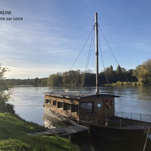 Hébergement insolite : une toue sur la Loire, bois chaleureux et vue paisible sur leau.
