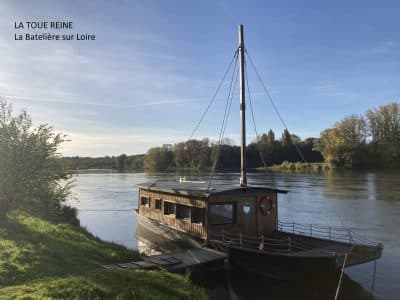 Hébergement insolite : une toue sur la Loire, bois chaleureux et vue paisible sur leau.