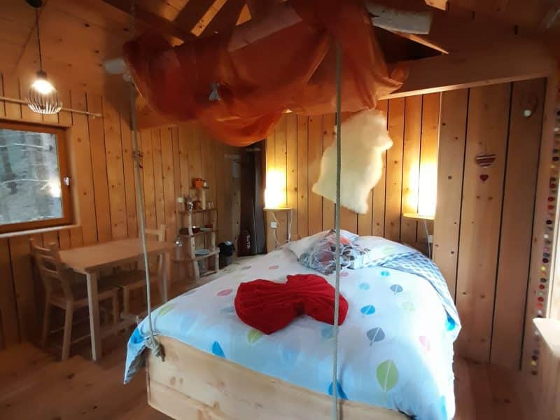 Chambre suspendue en bois, décorée avec des couleurs vives, au cœur de lAuvergne.