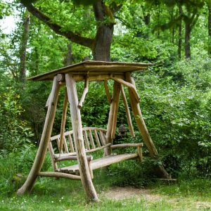 Balançoire en bois dans un hébergement insolite en pleine nature à Hauts-de-France.