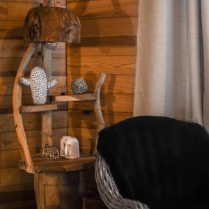 Hébergement insolite en bois avec un mobilier artisanal et une ambiance chaleureuse.