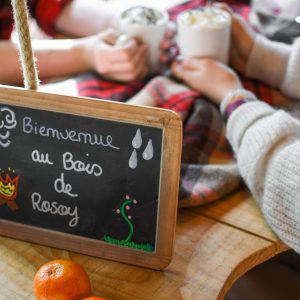 Hébergement insolite dans les Hauts-de-France, ambiance chaleureuse avec boissons chaudes.
