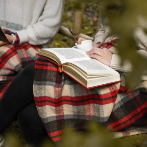 Hébergement insolite en Hauts-de-France : un cocon chaleureux avec plaid et livre.