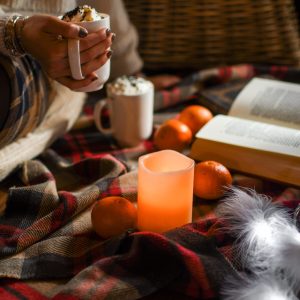 Hébergement insolite en Hauts-de-France, ambiance cozy avec chocolat chaud et bougie.