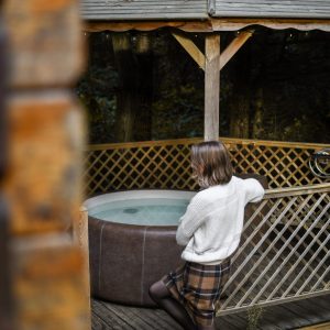 Hébergement insolite en Hauts-de-France avec jacuzzi extérieur et ambiance nature.
