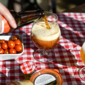 Dégustation de bière artisanale dans un hébergement insolite en Hauts-de-France.