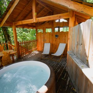 Cabane en bois avec jacuzzi, située en pleine nature dans les Hauts-de-France.